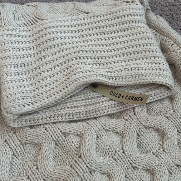 Cable knit sweater poncho - Picture 2 of 4